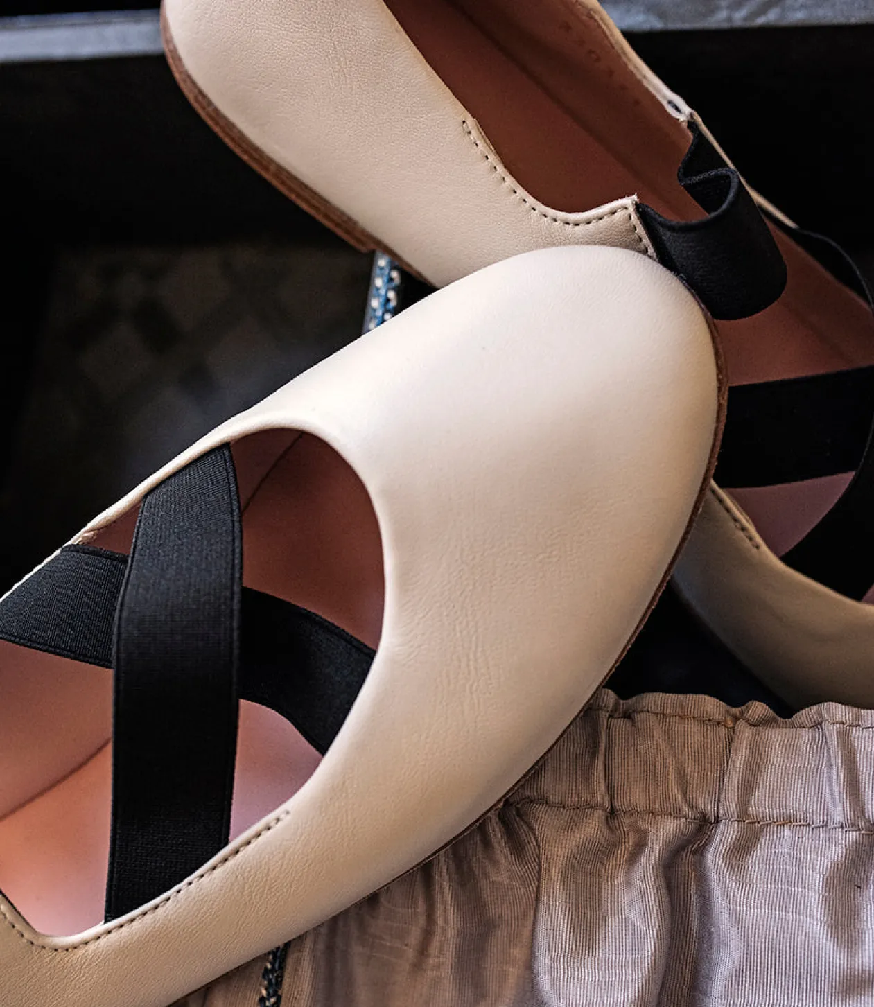 Emaline Crossover Elastic Ballet In Offwhite