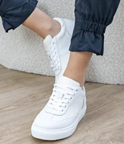 Jones Retro Sneaker In Cream